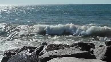 海水拍打沙滩岩石波光粼粼视频的预览图